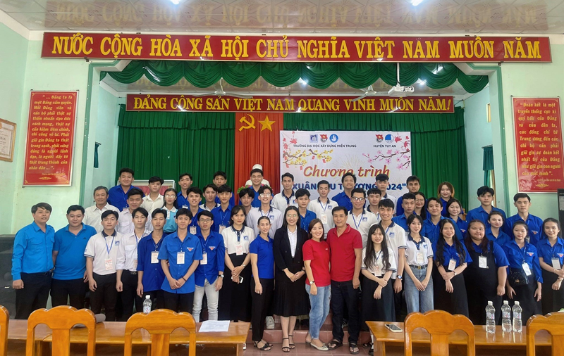 C&oacute; thể l&agrave; h&igrave;nh ảnh về 4 người v&agrave; văn bản