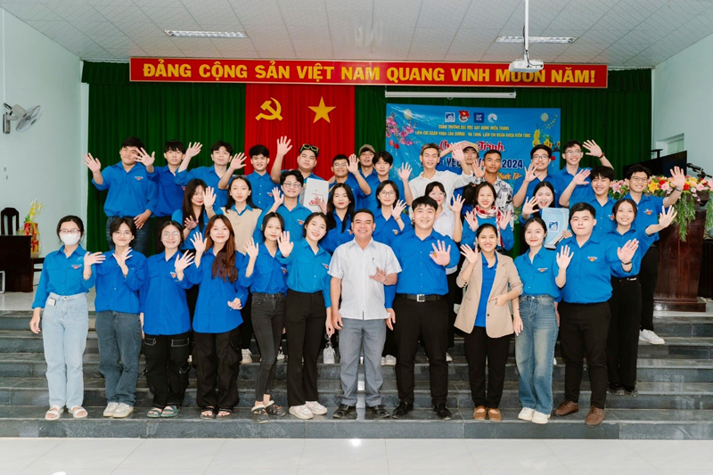 C&oacute; thể l&agrave; h&igrave;nh ảnh về 6 người v&agrave; văn bản