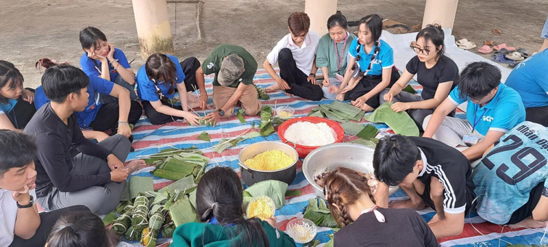 C&oacute; thể l&agrave; h&igrave;nh ảnh về 15 người