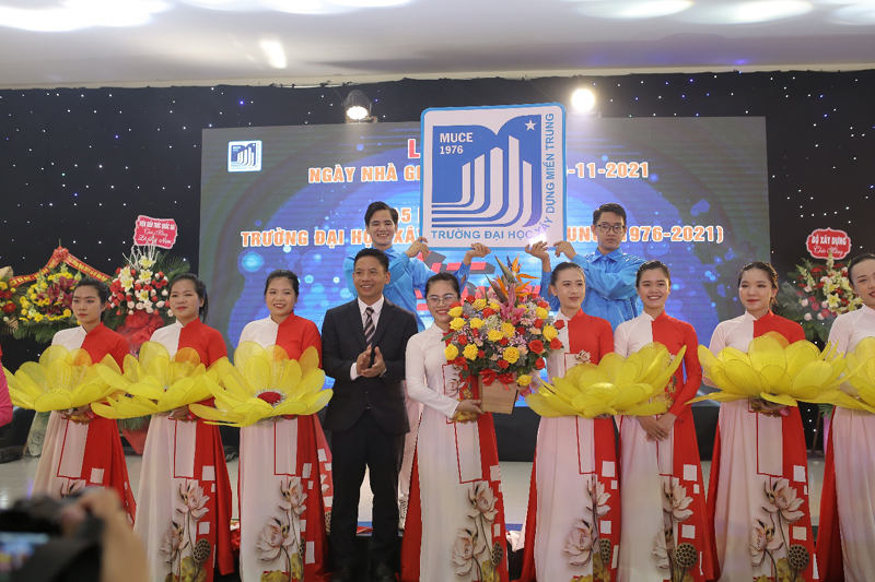Tưng bừng ch&agrave;o mừng 39 năm ng&agrave;y Nh&agrave; gi&aacute;o Việt Nam 20.11 v&agrave; kỷ niệm 45 năm th&agrave;nh lập trường Đại học X&acirc;y dựng Miền Trung (1976 &ndash; 2021) 